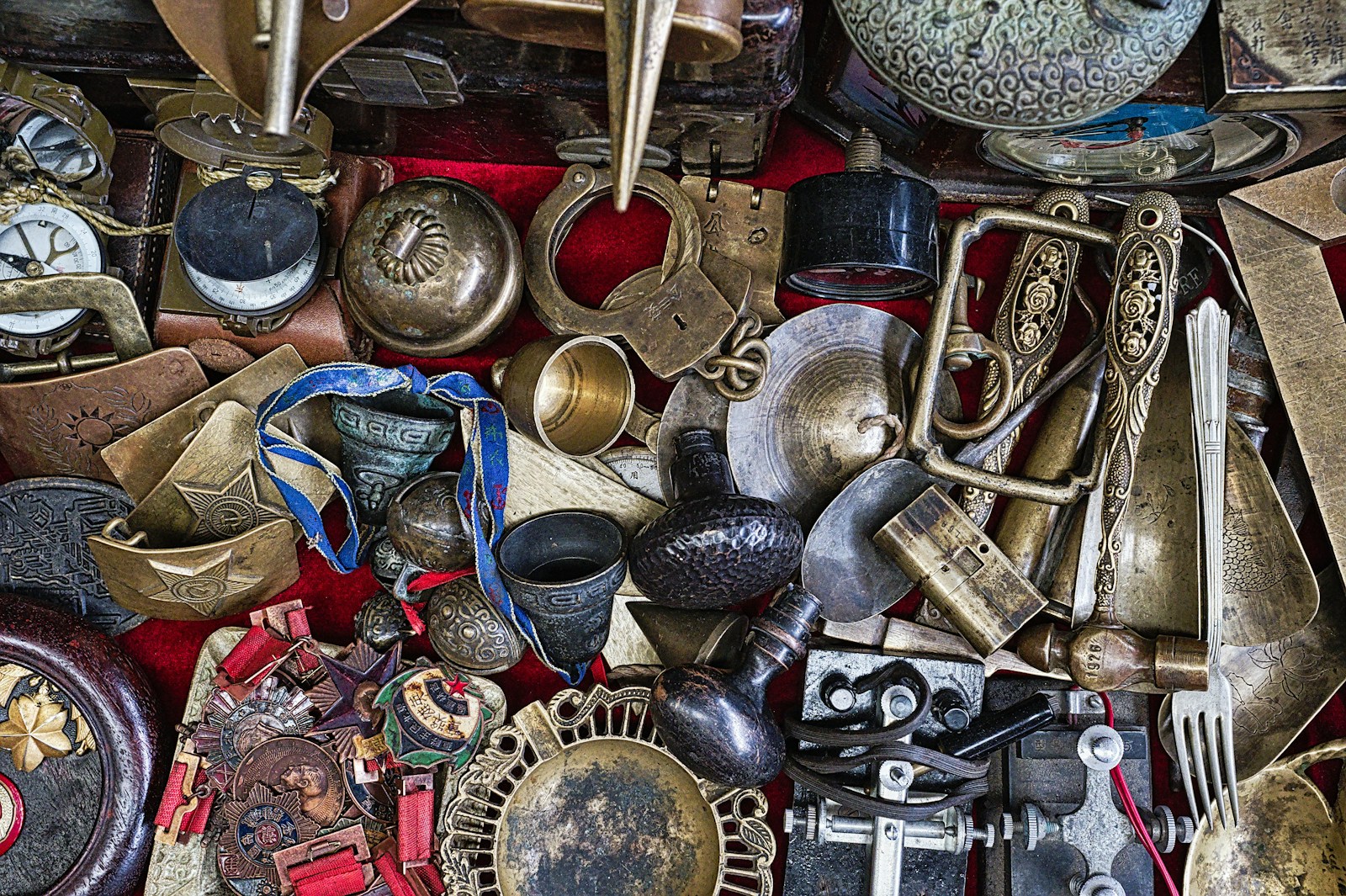 Comparing market prices for similar artworks